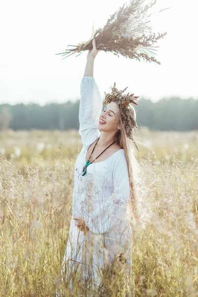 Pregnant Mom Field — Stock Photo, Image