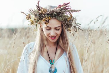 Hamile anne tarlada.