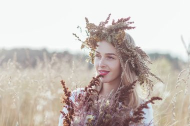 Hamile anne tarlada.