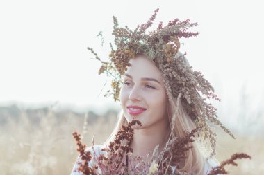 Hamile anne tarlada.