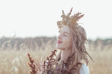 Hamile anne tarlada.