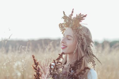 Hamile anne tarlada.