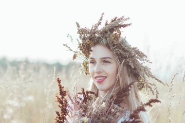 Hamile anne tarlada.