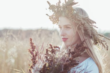 Hamile anne tarlada.