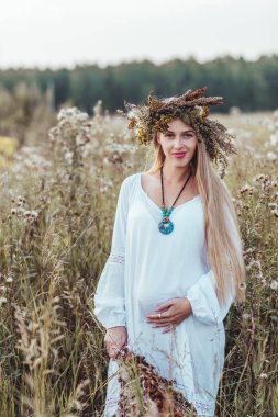 Hamile anne tarlada.