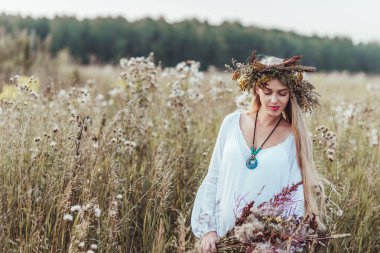 Hamile anne tarlada.