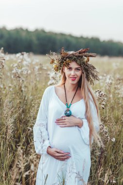 Hamile anne tarlada.