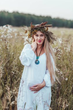 Hamile anne tarlada.