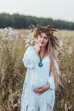 Hamile anne tarlada.