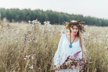 Hamile anne tarlada.