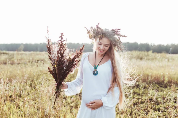 Pregnant Mom Field — Stock Photo, Image