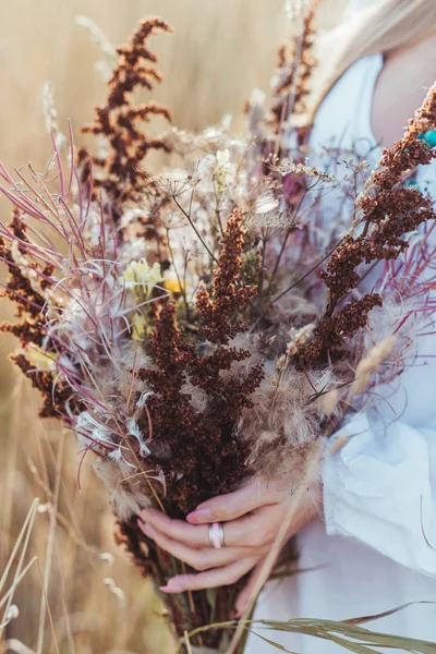 Pregnant Mom Field — Stock Photo, Image