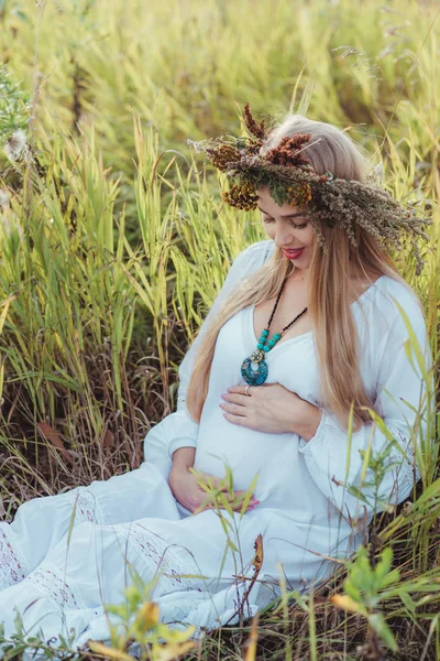 Schwangere Mutter Auf Dem Feld — Stockfoto