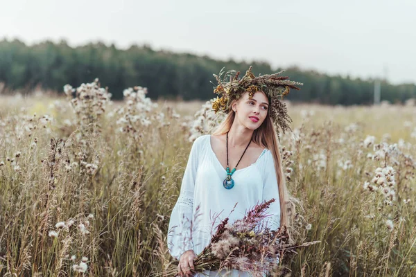 Schwangere Mutter Auf Dem Feld — Stockfoto