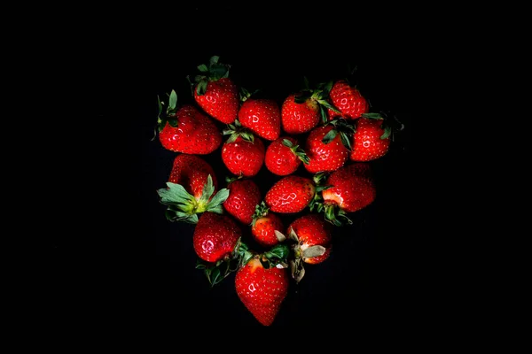 Große Erdbeeren Auf Schwarzem Hintergrund — Stockfoto