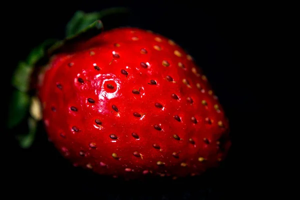 Grote Aardbeien Een Zwarte Achtergrond — Stockfoto