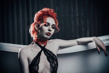 Kan banyosunda iç çamaşırlı bir vampir.