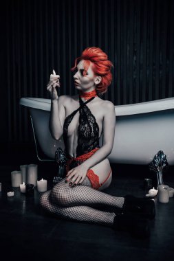 Kan banyosunda iç çamaşırlı bir vampir.