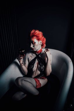 Kan banyosunda iç çamaşırlı bir vampir.