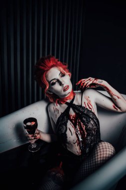 Kan banyosunda iç çamaşırlı bir vampir.