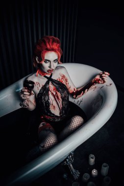 Kan banyosunda iç çamaşırlı bir vampir.