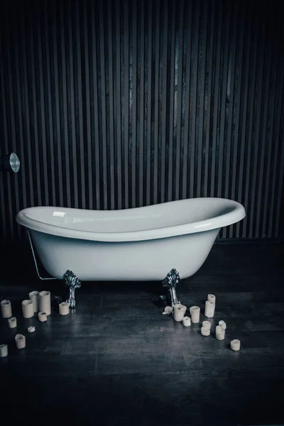 Mumlarla dolu gotik banyo.