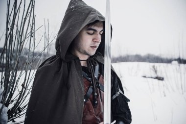 Kılıçlı bir kış şövalyesi