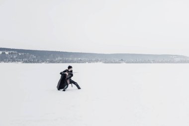 Kılıçlı bir kış şövalyesi