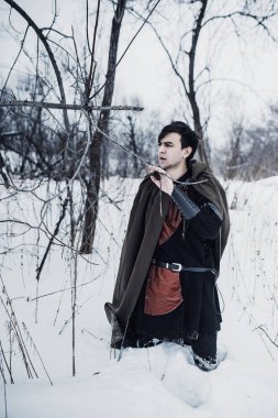 Kılıçlı bir kış şövalyesi