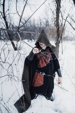 Kılıçlı bir kış şövalyesi