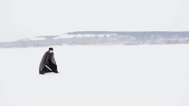 Vinterriddare Med Svärd — Stockvideo