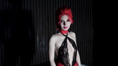 Siyah iç çamaşırlı ve kızıl saçlı bir vampir.