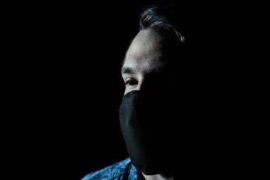 Karanlıktaki maskeli adam.