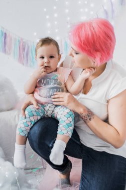 Küçük kızı olan genç bir anne.