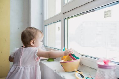 Pembeli küçük kız.