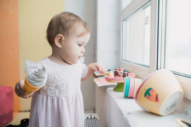 Pembeli küçük kız.