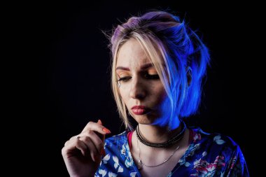 Mavi ışıkta siyah arka planda küçük bir kız