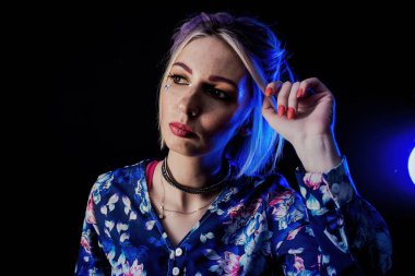 Mavi ışıkta siyah arka planda küçük bir kız