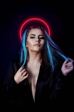 Siyah arka planda mavi ışığı olan modern melek.