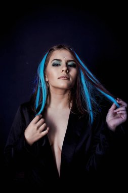 Siyah arka planda mavi ışığı olan modern melek.