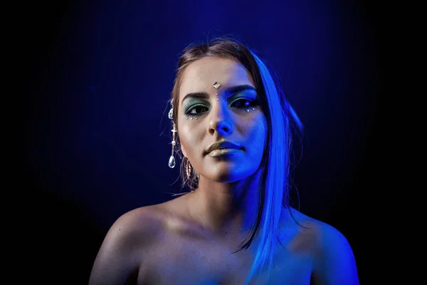 Fille Ethnique Sur Fond Noir Dans Lumière Bleue — Photo