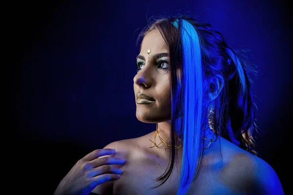 Menina Étnica Fundo Preto Luz Azul — Fotografia de Stock
