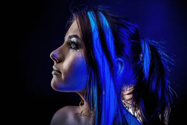 Chica Étnica Sobre Fondo Negro Luz Azul — Foto de Stock