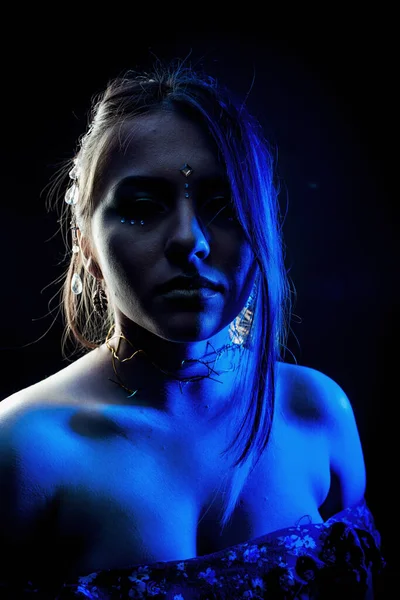 Menina Étnica Fundo Preto Luz Azul — Fotografia de Stock