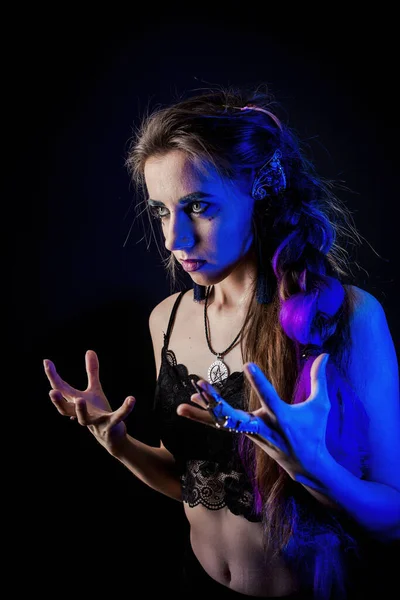 Κορίτσι Στυλ Λυκάνθρωπου Μαύρο Φόντο Μπλε Φως — Φωτογραφία Αρχείου