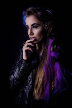 Siyah arka planda, mavi ışıklı kurt adam tarzı bir kız..