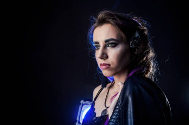 Siyah arka planda, mavi ışıklı kurt adam tarzı bir kız..