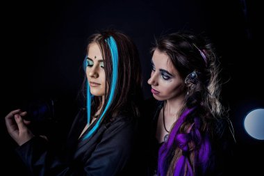 Parlak saçlı iki gayri resmi kız