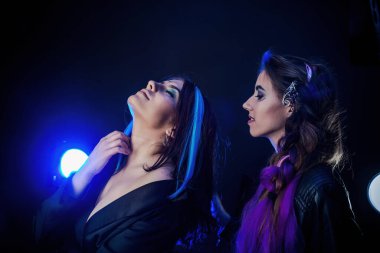 Parlak saçlı iki gayri resmi kız