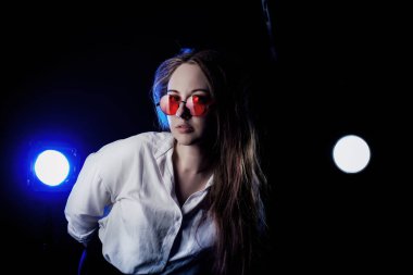 Kara film stili kız siyah stili